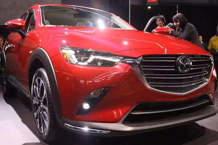 Trên chiếc crossover cỡ nhỏ CX-3 mới nhà Mazda đã được cải tiến nhẹ nhàng ở ngoại thất như cụm lưới tản nhiệt mới với 4 nan ngang mạ chrome thay thế cho loại 7 nan ở phiên bản 2017, đèn hậu phía sau được tinh chỉnh lại sử dụng LED hoàn toàn.