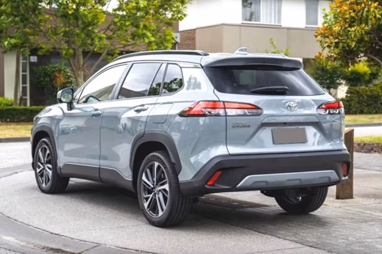 Sau khi mở bán tại Thái Lan, Toyota Corolla Cross 2024 nhiều khả năng sẽ sớm được ra mắt thị trường Việt Nam. Hiện tại, một số đại lý đã thông báo nhận đặt cọc với 2 phiên bản xăng cao cấp và hybrid, bỏ bản tiêu chuẩn. 