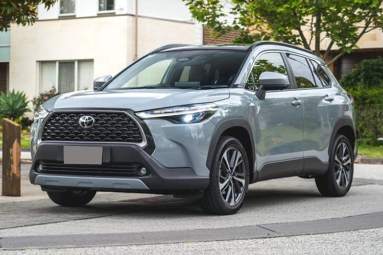 Toyota Corolla Cross tại Việt Nam hiện được phân phối với 3 phiên bản gồm 1.8G, 1.8V và 1.8HEV với giá bán lần lượt là 760 triệu, 860 triệu và 955 triệu đồng. Xe thuộc phân khúc crossover hạng B, cạnh tranh với Hyundai Creta, Kia Seltos, Honda HR-V,... 