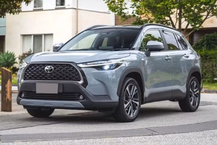 Toyota Corolla Cross tại Việt Nam hiện được phân phối với 3 phiên bản gồm 1.8G, 1.8V và 1.8HEV với giá bán lần lượt là 760 triệu, 860 triệu và 955 triệu đồng. Xe thuộc phân khúc crossover hạng B, cạnh tranh với Hyundai Creta, Kia Seltos, Honda HR-V,... 