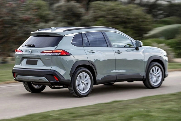 Chi tiết nâng cấp đáng chú ý nhất trên mẫu xe SUV Toyota Corolla Cross 2024 là thiết kế cụm đèn pha mới với đèn định vị ban ngày dạng các thanh LED xếp thành hàng ngang, tích hợp cả chức năng xi-nhan.