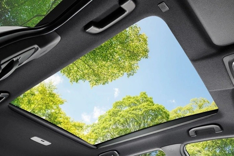 Bên cạnh đó, mẫu xe SUV Toyota Corolla Cross 2024 cũng sẽ được trang bị phanh đỗ điện tử có tự động giữ, cổng sạc USB-C và cửa sổ trời toàn cảnh.