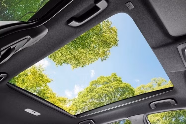 Bên cạnh đó, mẫu xe SUV Toyota Corolla Cross 2024 cũng sẽ được trang bị phanh đỗ điện tử có tự động giữ, cổng sạc USB-C và cửa sổ trời toàn cảnh.