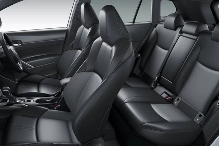 Về động cơ, theo thông tin từ tạp chí Autolife của Thái Lan, mẫu Corolla Cross mới nhiều khả năng sẽ được trang bị máy xăng 2.0L mới tương tự trên Camry, thay thế cho loại 1.8L trên phiên bản hiện tại. Phiên bản hybrid cũng có khả năng được tinh chỉnh về công suất và khả năng tiết kiệm nhiên liệu.