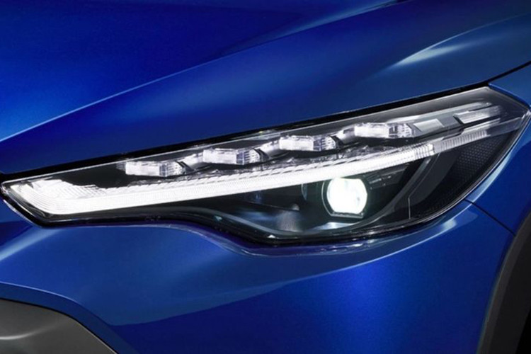 Mâm xe vẫn giữ nguyên kích thước 18 inch nhưng đã được làm mới nhìn khỏe khoắn và bắt mắt hơn. Còn lại các chi tiết khác ở ngoại thất vẫn giữ nguyên như bản tiền nhiệm.