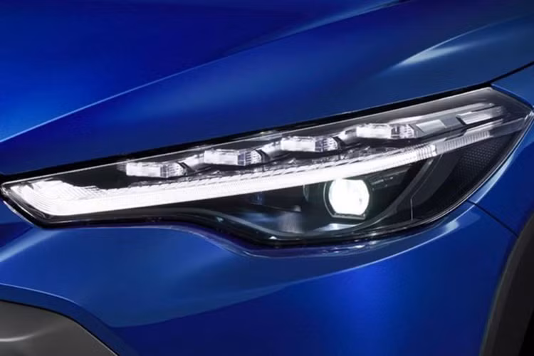 Mâm xe vẫn giữ nguyên kích thước 18 inch nhưng đã được làm mới nhìn khỏe khoắn và bắt mắt hơn. Còn lại các chi tiết khác ở ngoại thất vẫn giữ nguyên như bản tiền nhiệm.