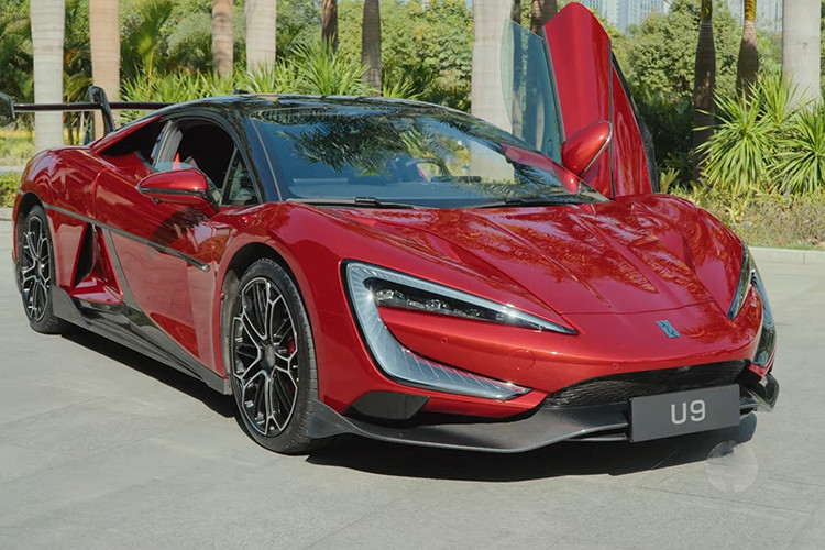 Trong đoạn video, mẫu siêu xe điện BYD Yangwang U9 được thử nghiệm trên đường đua với vận tốc 120 km/h, đối mặt với hai chướng ngại vật đặc biệt và vượt qua dễ dàng.