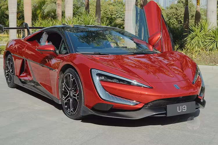 Trong đoạn video, mẫu siêu xe điện BYD Yangwang U9 được thử nghiệm trên đường đua với vận tốc 120 km/h, đối mặt với hai chướng ngại vật đặc biệt và vượt qua dễ dàng.