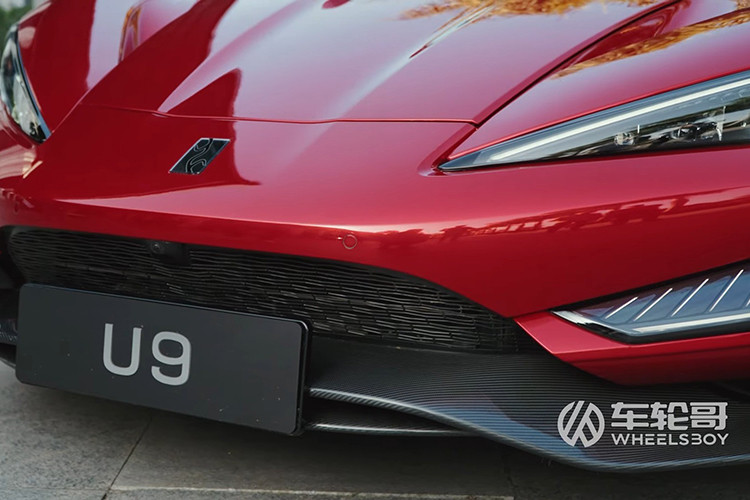 Thử thách đầu tiên là ổ gà đầy nước dài 2,5 mét. Hệ thống treo Disus X cho phép xe nhảy qua ổ gà một cách dễ dàng, với cú nhảy đạt chiều dài hơn 6 mét. Tiếp theo là cánh đồng gai cao 3,5 cm. U9 cũng vượt qua chướng ngại này nhờ khả năng nâng gầm linh hoạt từ hệ thống treo.