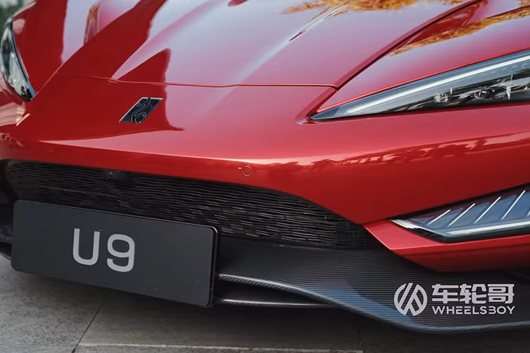 Thử thách đầu tiên là ổ gà đầy nước dài 2,5 mét. Hệ thống treo Disus X cho phép xe nhảy qua ổ gà một cách dễ dàng, với cú nhảy đạt chiều dài hơn 6 mét. Tiếp theo là cánh đồng gai cao 3,5 cm. U9 cũng vượt qua chướng ngại này nhờ khả năng nâng gầm linh hoạt từ hệ thống treo.