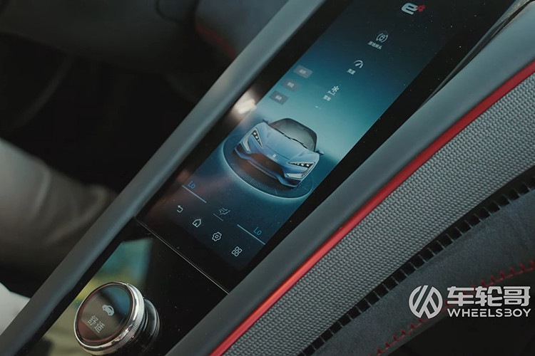 Với kích thước dài x rộng x cao lần lượt 4.966 x 2.029 mm x 1.295 mm, chiều dài cơ sở 2.900 mm. Trọng lượng không tải lên đến 2.475 kg là những thông số đáng chú ý đối với một siêu xe.