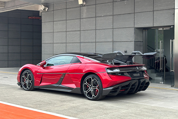 Ra mắt vào tháng 2/2024 với mức giá 1,68 triệu nhân dân tệ (230.000 USD - khoảng hơn 5,5 tỷ đồng) tại Trung Quốc, U9 chính thức được sản xuất hàng loạt và giao hàng từ tháng 8/2024. Với những công nghệ tiên tiến và hiệu suất vượt trội, Yangwang U9 không chỉ là biểu tượng mới của BYD mà còn khẳng định vị thế của Trung Quốc trên thị trường siêu xe điện toàn cầu.