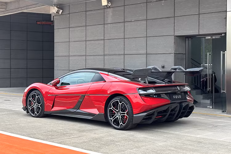 Ra mắt vào tháng 2/2024 với mức giá 1,68 triệu nhân dân tệ (230.000 USD - khoảng hơn 5,5 tỷ đồng) tại Trung Quốc, U9 chính thức được sản xuất hàng loạt và giao hàng từ tháng 8/2024. Với những công nghệ tiên tiến và hiệu suất vượt trội, Yangwang U9 không chỉ là biểu tượng mới của BYD mà còn khẳng định vị thế của Trung Quốc trên thị trường siêu xe điện toàn cầu.