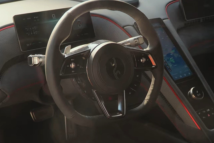 Mẫu xe trang bị bộ pin có dung lượng 80 kWh, sử dụng công nghệ lithium iron phosphate (LFP) cho phép xe chạy 465 km trong điều kiện CLTC. BYD cũng hỗ trợ sạc nhanh cho Yangwang U9 với nguồn điện 800V, xe có thể sạc từ 30% đến 80% trong 10 phút và cho phép sạc kép – một tính năng độc đáo của BYD.