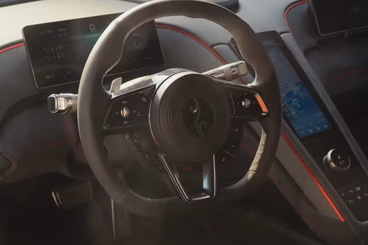 Mẫu xe trang bị bộ pin có dung lượng 80 kWh, sử dụng công nghệ lithium iron phosphate (LFP) cho phép xe chạy 465 km trong điều kiện CLTC. BYD cũng hỗ trợ sạc nhanh cho Yangwang U9 với nguồn điện 800V, xe có thể sạc từ 30% đến 80% trong 10 phút và cho phép sạc kép – một tính năng độc đáo của BYD.