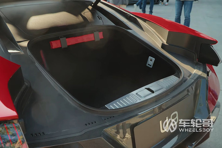 Yangwang U9 của BYD được trang bị bốn động cơ điện, với tổng công suất 960 kW (1.287 mã lực) và mô-men xoắn cực đại 1.680 Nm. Xe có khả năng tăng tốc từ 0-100 km/h trong 2,36 giây và hoàn thành quãng đường 400 mét chỉ trong 9,78 giây.