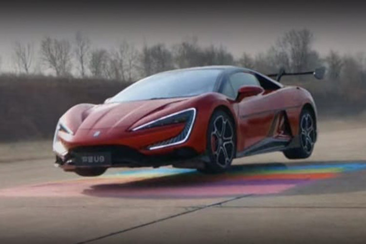 Đoạn video cho thấy BYD Yangwang U9 2025 mới nhảy qua ổ gà ngập nước và cánh đồng gai với sự hỗ trợ của hệ thống treo Disus X – một công nghệ tiên tiến giúp xe có khả năng nhảy hoặc thậm chí "khiêu vũ".