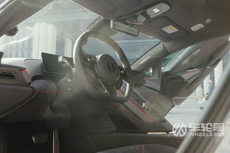 Yangwang U9 không chỉ nổi bật trên đường đua thử nghiệm mà còn lập kỷ lục tại đường đua Nürburgring vào tháng 11/2024 với thời gian 7 phút 17,9 giây – một con số ấn tượng trong thế giới siêu xe điện.