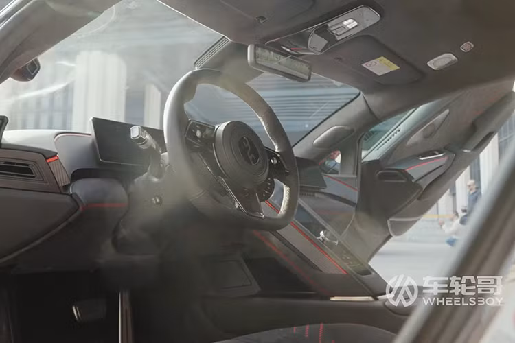 Yangwang U9 không chỉ nổi bật trên đường đua thử nghiệm mà còn lập kỷ lục tại đường đua Nürburgring vào tháng 11/2024 với thời gian 7 phút 17,9 giây – một con số ấn tượng trong thế giới siêu xe điện.