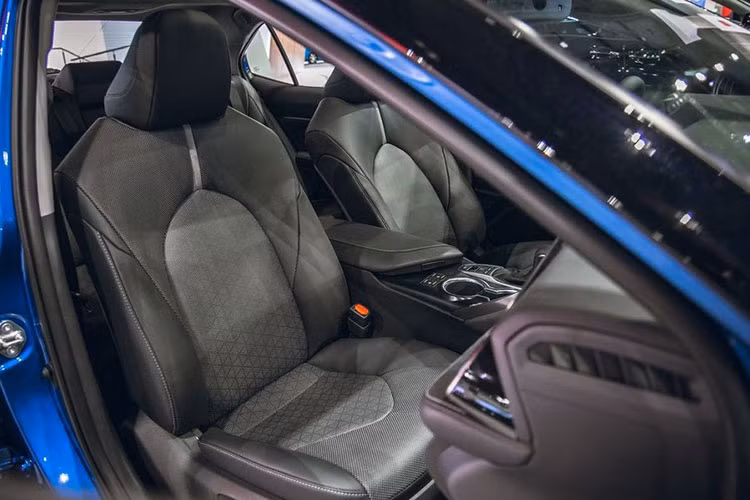 Đội ngũ kỹ thuật của Toyota Bắc Mỹ lấy động cơ, hộp số, hộp số phụ và khóa vi sai cầu sau từ mẫu crossover cỡ C RAV4. Trong khi đó, hệ thống treo sau dạng đa liên kết của Toyota RAV4 được cải tiến và điều chỉnh cho phù hợp với Camry. Trục truyền động của xe lại có nguồn gốc từ Toyota Highlander mới.