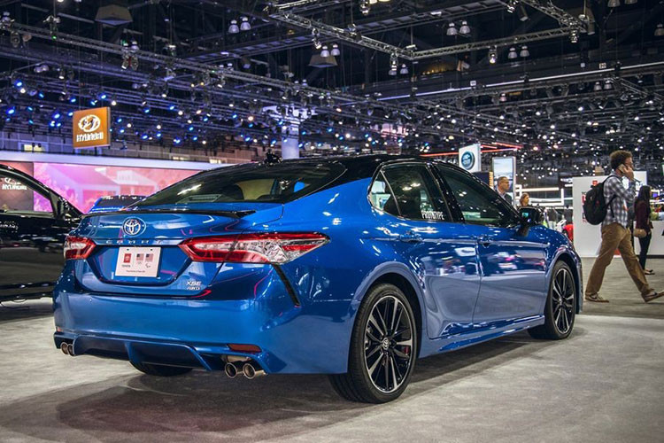 Mặc dù không có phiên bản AWD từ năm 1991, Toyota Camry vẫn liên tục là mẫu sedan bán chạy nhất tại thị trường Mỹ. Tuy nhiên, hiện nay, doanh số của sedan nói chung và xe cỡ trung như Toyota Camry nói riêng đang bị đe dọa. Để chống chọi lại sự thay đổi trong thị hiếu của người tiêu dùng Mỹ, hãng Toyota đã chọn cách mang Camry AWD trở lại.