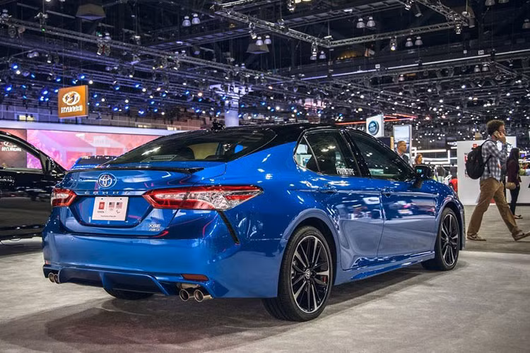 Mặc dù không có phiên bản AWD từ năm 1991, Toyota Camry vẫn liên tục là mẫu sedan bán chạy nhất tại thị trường Mỹ. Tuy nhiên, hiện nay, doanh số của sedan nói chung và xe cỡ trung như Toyota Camry nói riêng đang bị đe dọa. Để chống chọi lại sự thay đổi trong thị hiếu của người tiêu dùng Mỹ, hãng Toyota đã chọn cách mang Camry AWD trở lại.