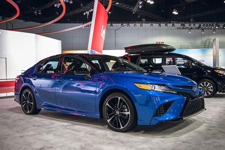 Tại triển lãm Ô tô Los Angeles 2019 hiện đang diễn ra tại Mỹ, hãng Toyota đã chính thức giới thiệu Camry phiên bản dẫn động 4 bánh toàn thời gian AWD hoàn toàn mới. Nhằm giành khách của những mẫu crossover và SUV vốn ngày càng được ưa chuộng, Toyota Camry AWD 2020 mới đã quay trở lại thị trường sau 28 năm vắng bóng.
