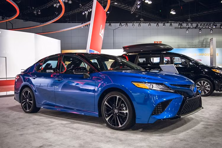 Tại triển lãm Ô tô Los Angeles 2019 hiện đang diễn ra tại Mỹ, hãng Toyota đã chính thức giới thiệu Camry phiên bản dẫn động 4 bánh toàn thời gian AWD hoàn toàn mới. Nhằm giành khách của những mẫu crossover và SUV vốn ngày càng được ưa chuộng, Toyota Camry AWD 2020 mới đã quay trở lại thị trường sau 28 năm vắng bóng.