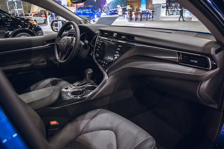 Hãng xe Toyota cho biết, hệ dẫn động Dynamic Torque Control AWD sẽ được trang bị tùy chọn cho 4 bản LE, XLE, SE và XSE của dòng Camry 2020 tại thị trường Mỹ. Đồng thời, hệ dẫn động này chỉ áp dụng cho Toyota Camry 2020 bản sử dụng máy xăng 4 xi-lanh, dung tích 2,5 lít, đi với hộp số tự động 8 cấp.