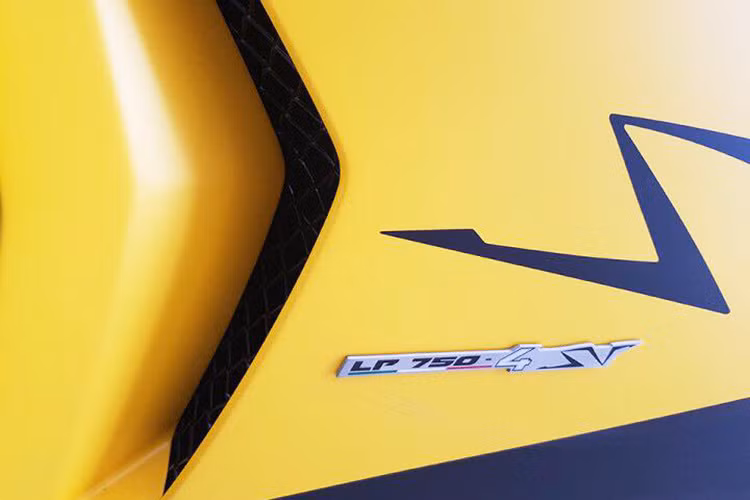 Về mặt thiết kế, biến thể mui trần không có nhiều sự khác biệt so với người anh em Coupe. Đúng với tên gọi của mình, thay đổi lớn nhất chính là phần mui cứng làm từ sợi carbon có thể đóng mở bằng tay với trọng lượng khoảng 5,8 kg. ản trước có thiết kế khác biệt so với phiên bản Aventador tiêu chuẩn.