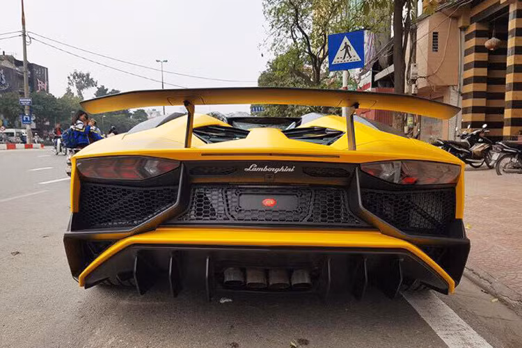 Có ngoại hình gần như y hệt Aventador SV Coupe, nhưng Lamborghini Aventador SV Roadster được trang bị 2 tấm mui tháo lắp nhanh với trọng lượng ít hơn 6 kg để thay cho bộ mui cứng. Ngoài ra, cửa kính sau của xe cũng có thể đóng mở bằng điện khi tháo mui.
