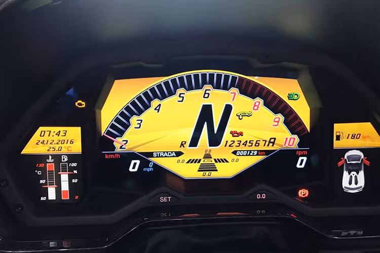 "Siêu bò" hàng khủng này vẫn được trang bị khối động cơ V12 6.5L cùng với đó là sức mạnh tăng thêm 50 mã lực so với phiên bản Aventador tiêu chuẩn. Mô-men xoắn cực đại đạt mức 690 Nm, hệ dẫn động 4 bánh toàn thời gian, hộp số tự động 7 cấp ISR sang số độc lập.