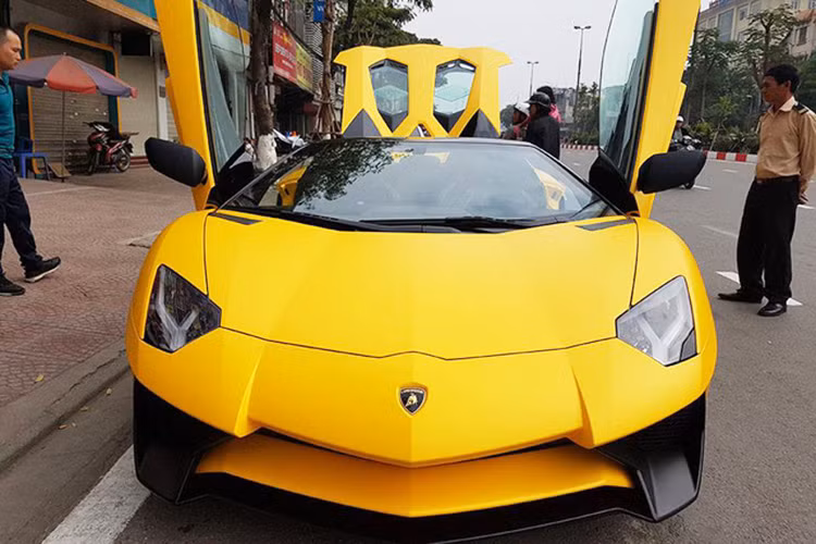 Trước đó, thông tin về sự xuất hiện của siêu xe Lamborghini Aventador LP750-4 SV Roadster tại cảng Hải Phòng vào chiều ngày 23/12 đã thu hút khá nhiều sự chú ý của giới truyền thông cũng như cộng đồng mạng bởi đây là siêu xe Aventador SV mui trần đầu tiên về Việt Nam.