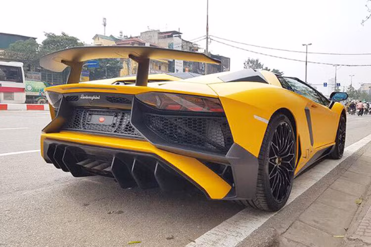 Aventador SV Roadster có trọng lượng thô ở mức 1.575 kg, nhẹ hơn đàn em Aventador LP700-4 Roadster 50 kg. Đuôi xe nổi bật với cánh lướt gió cỡ lớn gắn cố định, hệ thống ống xả gồm 4 đầu ra đặt liền kề ở vị trí chính giữa. Cản sau được thiết kế với những cánh chia gió cỡ lớn.