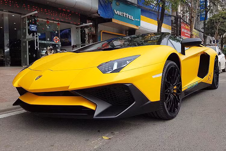 Theo công bố của hãng siêu xe Ý, sẽ chỉ có 500 chiếc Aventador SV Roadster được xuất xưởng và một trong số đó đã được đưa về Việt Nam. So với phiên bản Coupe, biến thể mui trần được sản xuất ít hơn 100 chiếc thế nên việc sưu tầm và sở hữu siêu phẩm này càng trở nên khó khăn.