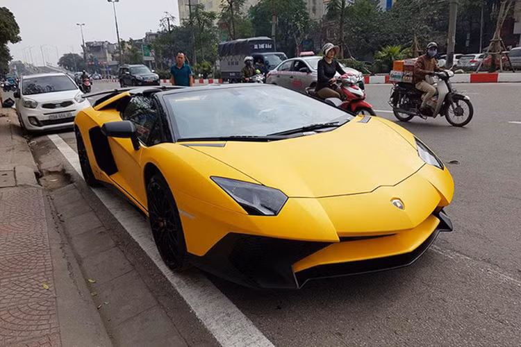 Chiếc Lamborghini Aventador SuperVeloce Roadster đầu tiên được đưa về Việt Nam sở hữu ngoại thất màu vàng và nội thất màu đen. Đây chính là chiếc siêu xe Aventador SV thứ 2 được đưa về Hà Nội sau chiếc Coupe hiện đang thuộc sở hữu của đại gia Minh Nhựa.
