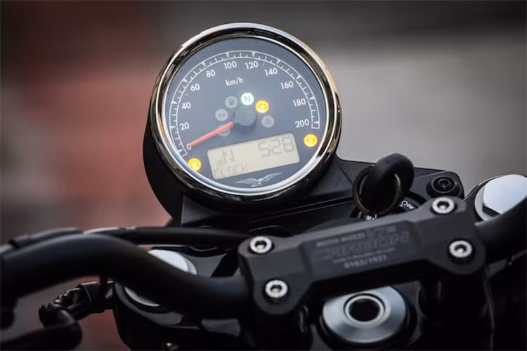 Cụm đồng hồ đơn của xe dạng analogue kết hợp với đồng hồ kỹ thuật số mang lại phong cách hiện đại cho chiếc xe, đồng thời vừa hiển thị tốc độ dạng kim chỉ và các thông tin còn lại liên quan tới xe thông qua màn hình LCD dựa trên nền tảng đa phương tiện tùy chọn của Moto Guzzi.