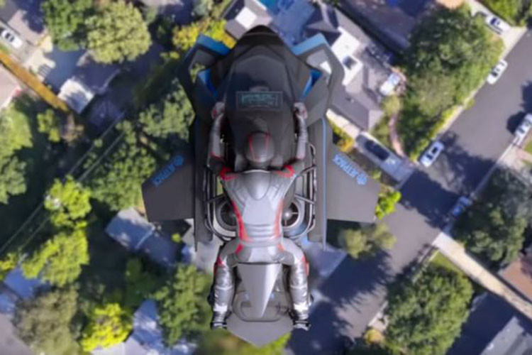 Siêu môtô bay Jetpack Aviation Speeder là chiếc xe hai bánh bay cá nhân đầu tiên được trang bị động cơ turbine, có khả năng cất cánh và hạ cánh thẳng đứng một cách rất ổn định. Cách sử dụng từ "ổn định" của Jetpack Aviation đồng nghĩa rằng người dùng sẽ không cần phải được đào tạo mà vẫn có thể điều khiển Speeder một cách dễ dàng.