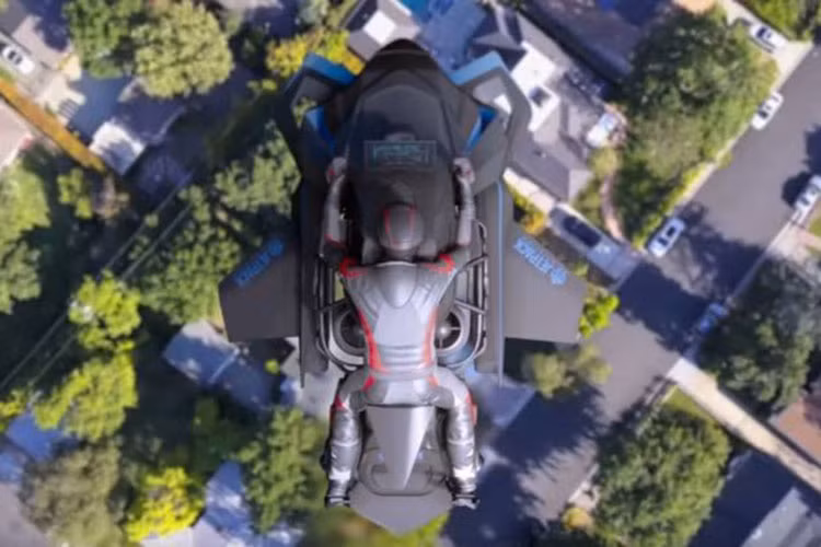 Siêu môtô bay Jetpack Aviation Speeder là chiếc xe hai bánh bay cá nhân đầu tiên được trang bị động cơ turbine, có khả năng cất cánh và hạ cánh thẳng đứng một cách rất ổn định. Cách sử dụng từ "ổn định" của Jetpack Aviation đồng nghĩa rằng người dùng sẽ không cần phải được đào tạo mà vẫn có thể điều khiển Speeder một cách dễ dàng.