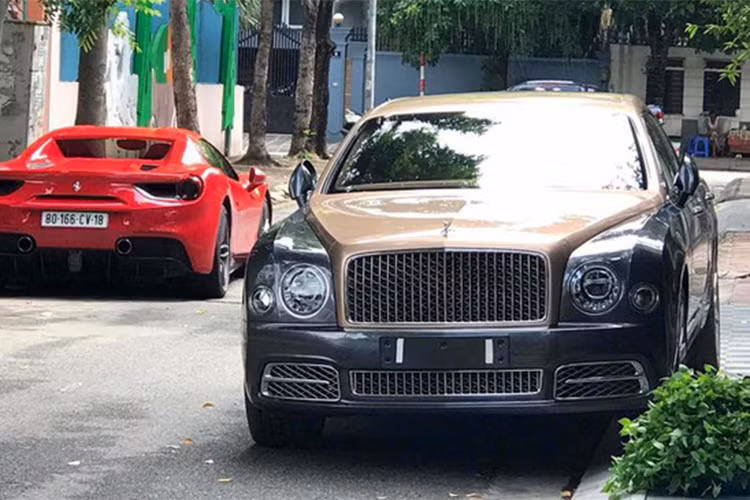 Sự xuất hiện của chiếc xe sang tiền tỷ Bentley Mulsanne thế hệ mới đã gây xôn xao giới mê xe cũng như cánh săn ảnh khi hình ảnh của nó xuất hiện trân mạng xã hội. Đây cũng là những hình ảnh hiếm hoi của chiếc Mulsanne thế hệ mới khi lần đầu lăn bánh trên đường phố Việt Nam.