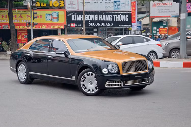 Sau những hình ảnh xuất hiện tại một hầm đỗ xe tại quận 7, TP HCM hay tại Nghệ An với tờ giấy "xe đi xét" vào cuối tháng 1/2018. Mới đây, chiếc siêu xe sang Bentley Mulsanne thế hệ mới đã bị bắt gặp lăn bánh tại Hà Nội vào dịp Tết Nguyên đán Mậu Tuất 2018.