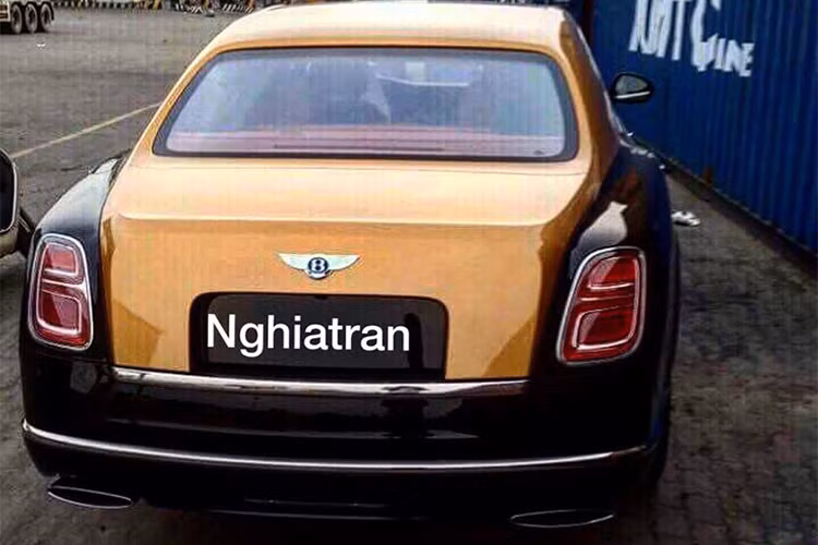 Điểm nhấn của chiếc xe siêu sang mới về Việt Nam còn có các chi tiết mạ crôm sáng bóng. Ở phiên bản mới, xe nhà giàu Bentley Mulsanne được trang bị lưới tản nhiệt dạng nan dọc mạ crôm và mở rộng khoảng 76 mm so với thế hệ trước từng được đưa về Việt Nam.