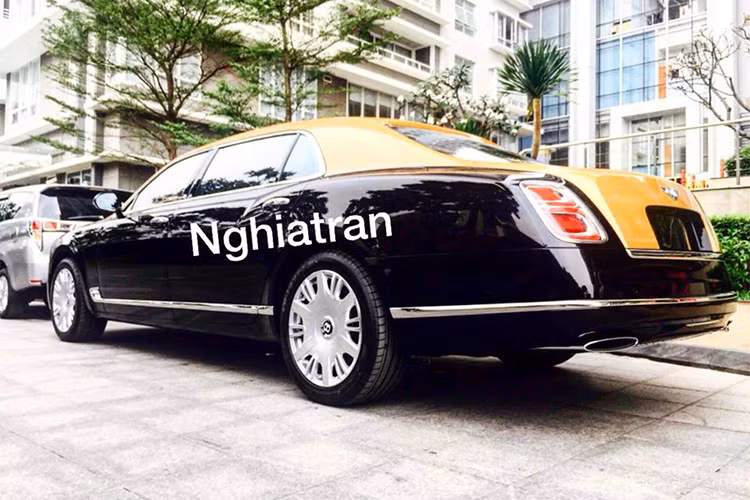 Hiện tại Việt Nam chỉ có 3 chiếc Mulsanne thế hệ mới được đưa về nước và chỉ có 2 chiếc là phiên bản Bentley Mulsanne EWB và chiếc xe siêu sang trong bài viết đã thông quan và xuất hiện trên phố. Xe sở hữu màu sơn đen bóng cùng nắp capô, trần và cốp sau được sơn màu vàng nổi bật mang phong cách đại gia Trung Đông.