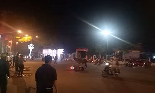 Bo ‘dien’ dai nao tren pho, huc nhieu nguoi bi thuong o Thu Dau Mot