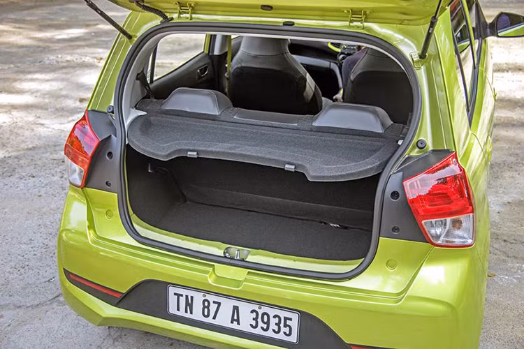 Theo đánh giá của người dùng Ấn Độ, giá bán của Hyundai Santro bản tiêu chuẩn không xứng với những trang bị mà xe mang lại. Bản tiêu chuẩn của mẫu xe này không có điều hòa vốn là một điểm trừ lớn. Những phiên bản cao cấp hơn của Hyundai Santro lại đắt hơn so với Grand i10 trong khi nội thất không rộng bằng và dùng động cơ yếu hơn.