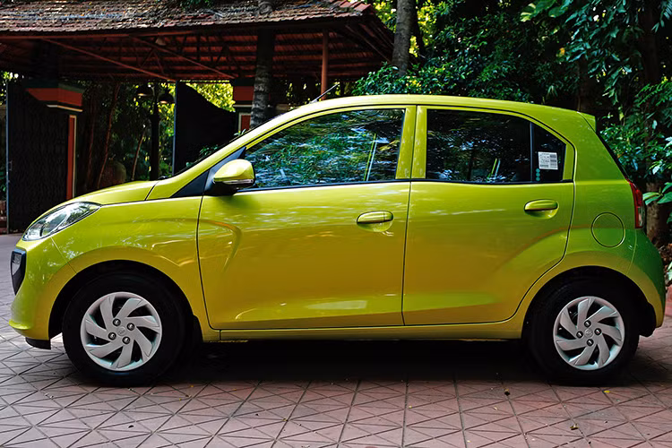 Ra đời vào năm 1998, Santro chính là mẫu xe đưa thương hiệu Hyundai đến với khách hàng Ấn Độ. Mẫu xe đô thị này tiếp tục được sản xuất đến năm 2014 thì bị "khai tử". 4 năm sau, hãng Hyundai đưa Santro trở lại thị trường nhằm thay thế đàn anh Eon. 4 năm tiếp theo, hãng Hyundai lại tiếp tục "khai tử" Santro một lần nữa.