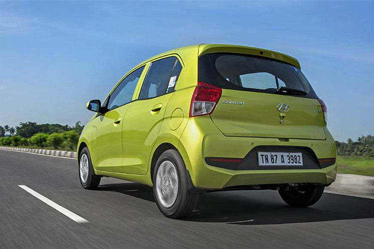 Ngoài ra, xe còn được trang bị những tính năng cao cấp hơn một số đối thủ cùng phân khúc như cửa gió điều hòa dành cho hàng ghế sau và màn hình cảm ứng. Tuy nhiên, Hyundai Santro lại thiếu một số tính năng cơ bản như cần gạt nước ngắt quãng ở mọi phiên bản.