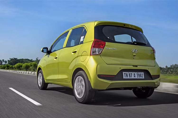 Ngoài ra, xe còn được trang bị những tính năng cao cấp hơn một số đối thủ cùng phân khúc như cửa gió điều hòa dành cho hàng ghế sau và màn hình cảm ứng. Tuy nhiên, Hyundai Santro lại thiếu một số tính năng cơ bản như cần gạt nước ngắt quãng ở mọi phiên bản.