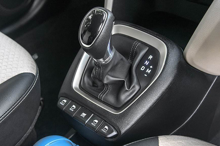 Nhờ S-Presso, trong năm tài khóa 2022 kết thúc vào tháng 3, Maruti Suzuki đã bán được khoảng 67.000 chiếc S-Presso tại Ấn Độ, tương đương 5.500 chiếc/tháng. Trong khi đó, doanh số của Hyundai Santro trong năm tài khóa 2022 chỉ đạt mức trung bình khoảng 2.000 chiếc/tháng.