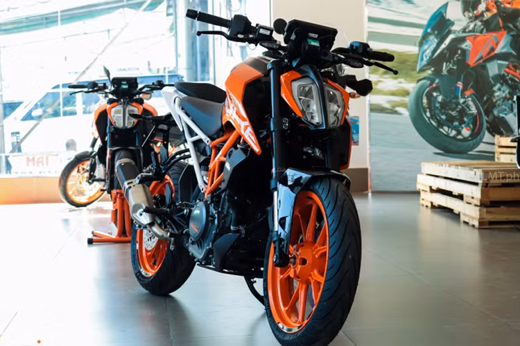 Mẫu naked-bike KTM 390 Duke 2018 mới vừa về Việt Nam theo dạng nhập khẩu chính hãng. Ngoại hình xe lột xác so với phiên bản cũ, hiện đại và mạnh mẽ hơn, thừa hưởng nhiều đường nét từ "đàn anh" 1290 Duke R.